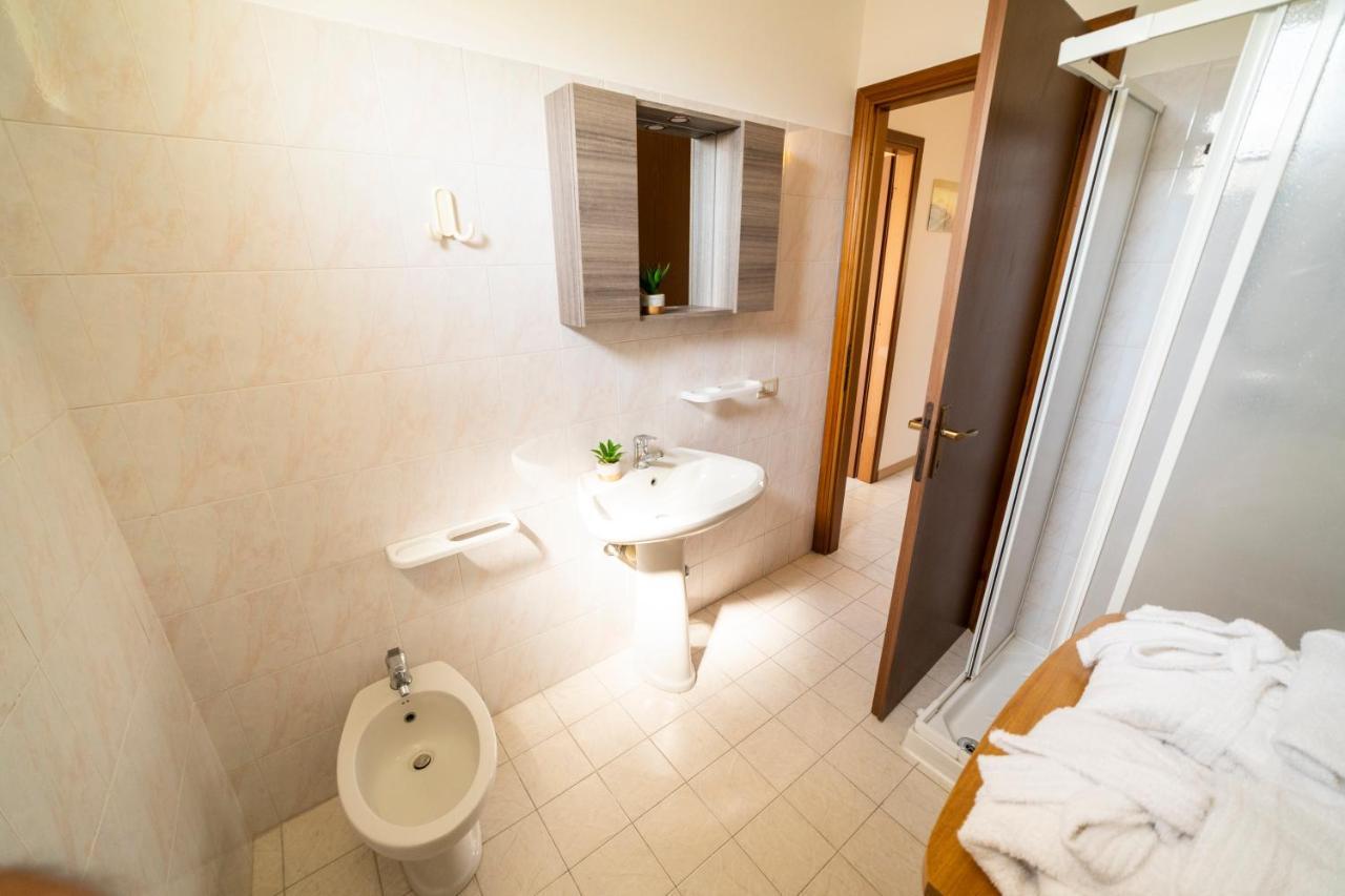 Villetta A Schiera Orchidea Ераклеа Маре Екстериор снимка